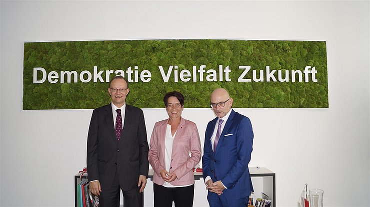 v.l. Botschafter Marc Ungeheuer, Landtagspräsidentin Sonja Ledl-Rossmann und Honorarkonsul Armand Hausmann