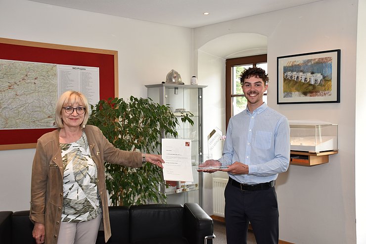 Arbeits- und Bildungslandesrätin Beate Palfrader gratuliert "Lehrling des Monats Mai 2021" Gabriel Maier in Schwaz.