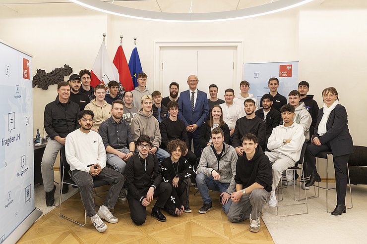 © Land Tirol/Die Fotografen Gruppenfoto von den SchülerInnen mit dem Landeshauptmann.