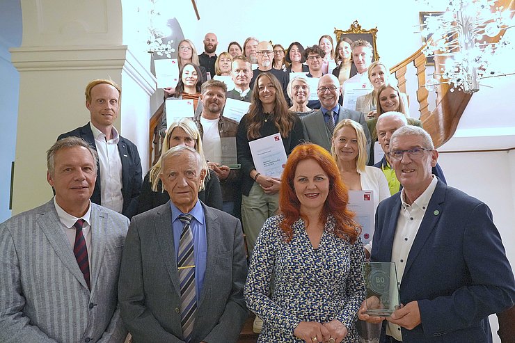 Bei der Verleihung des Gütesiegels im Landhaus (v. l.): Bildungsdirektor Paul Gappmaier, Werner Steger (Pionier des Gütesiegels), LRin Cornelia Hagele, Wolfgang Haslwanter (Bildungsdirektion für Tirol). Weiters: Markus Abart, WKO – Bildungsconsulting (2. Reihe, 1. v. l.), und Robert Senn, Arbeiterkammer Tirol (3. Reihe, 2. v. r.).