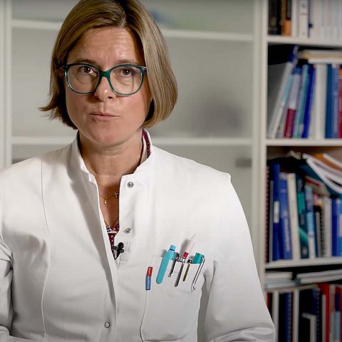 Manche behaupten, dass man von der Covid Impfung unfruchtbar wird. Das ist falsch.