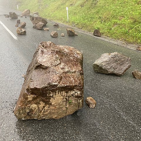 Felsblöcke auf der L 238 Niederthaier Straße.