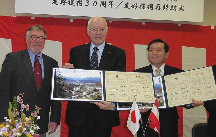 Neues Freundschaftsabkommen zwischen Omachi und Innsbruck unterzeichnet; v.l.  Alpenzoodirektor Martys, Alpenzoo-Präsident van Staa, Bürgermeister von Omachi
