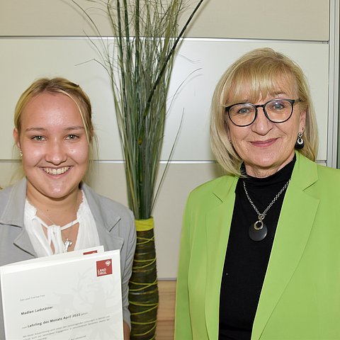 Arbeits- und Bildungslandesrätin Beate Palfrader gratuliert Madlen Ladstätter zum "Lehrling des Monats April 2022".