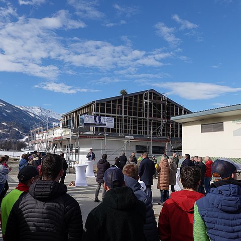 Firstfeier vor dem Gebäude