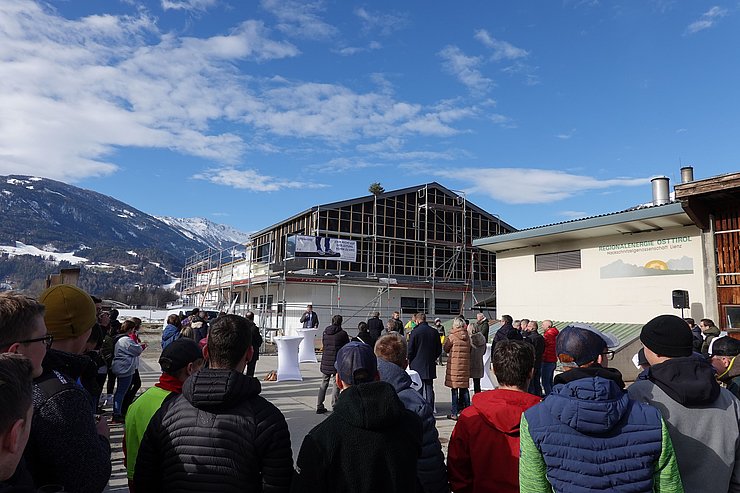 © LLA Lienz Firstfeier vor dem Gebäude