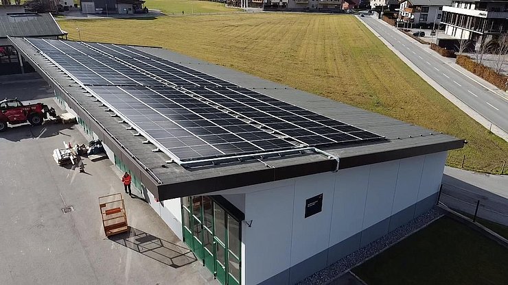 Drohnenaufnahme PV-Anlage auf Dach der Straßenmeisterei