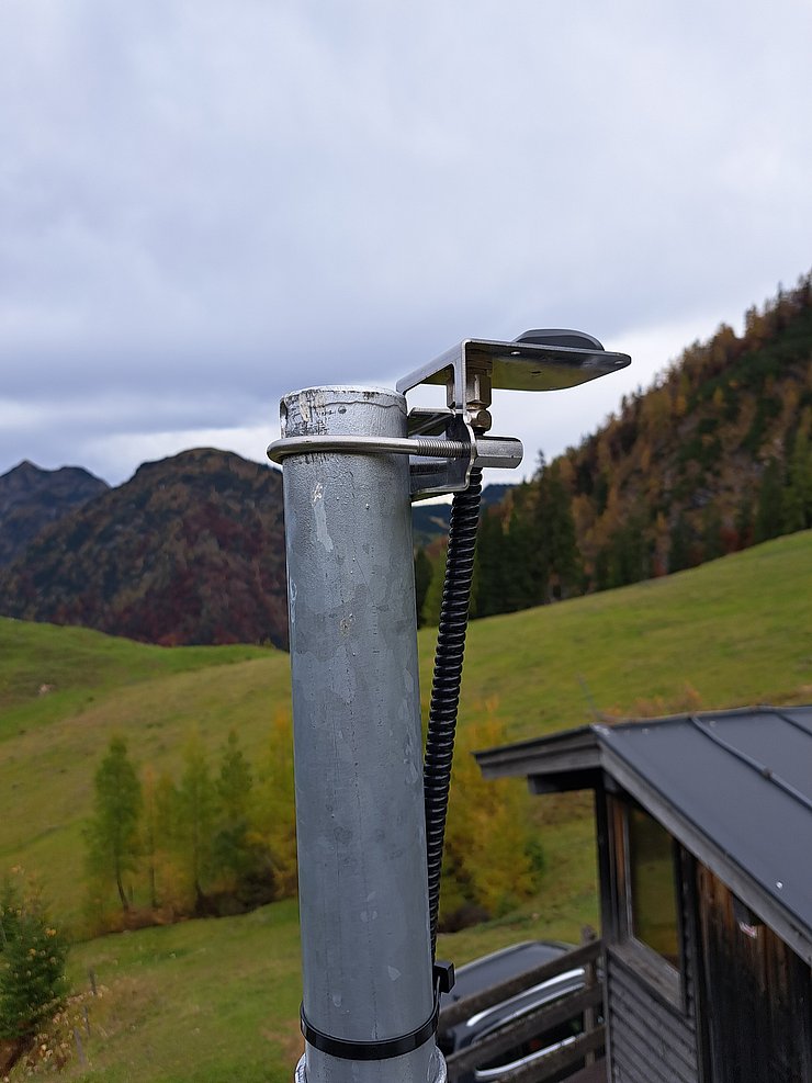 In Fieberbrunn-Reckmoos (Bezirk Kitzbühel) soll sich künftig frühzeitig der Abflussbeitrag der Schneeschmelze abschätzen lassen – wichtig für Hochwasserwarnungen im Winter und Frühjahr. Dazu wurde ein neues Testgerät installiert.