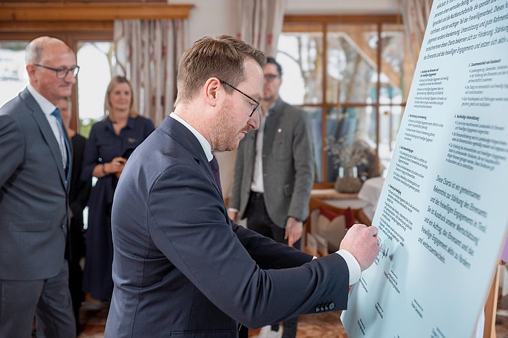 © Land Tirol/Jovanovic Auch LHStv Philip Wohlgemuth setzte seine Unterschrift unter die Charta.