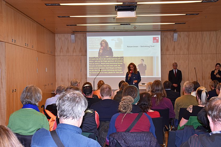 Saal mit Menschen - vor spricht LRin Pawlata