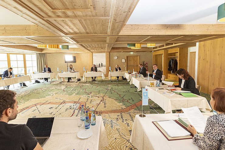 © Land Tirol/Die Fotografen Die Mitglieder der Landesregierung an Tischen