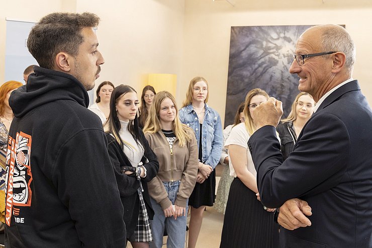 © Land Tirol/Die Fotografen Ein Schüler führt ein Gespräch mit Landeshauptmann Mattle