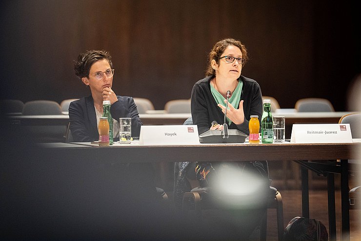 © Tiroler Landtag/Christanell Die Politikwissenschafterinnen Susanne Reitmair-Juarez (re.) und Lore Hayek berichteten über die Mediennutzung von jungen Menschen.