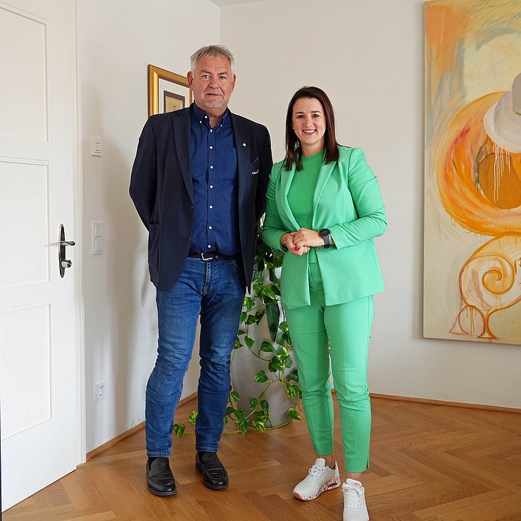 © Land Tirol/Brandhuber Landesrätin Astrid Mair und Bürgermeister Helmut Mall bei der Landesrätin im Büro