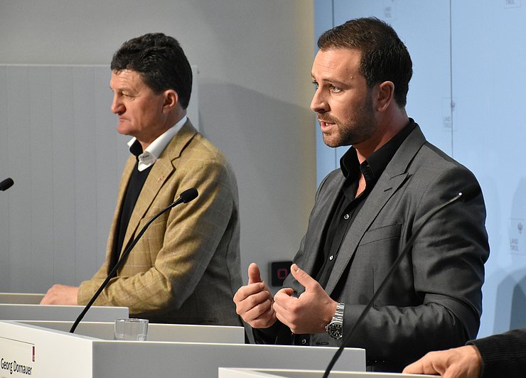 © Land Tirol/Brandhuber Portrait Dornauer bei PK redend