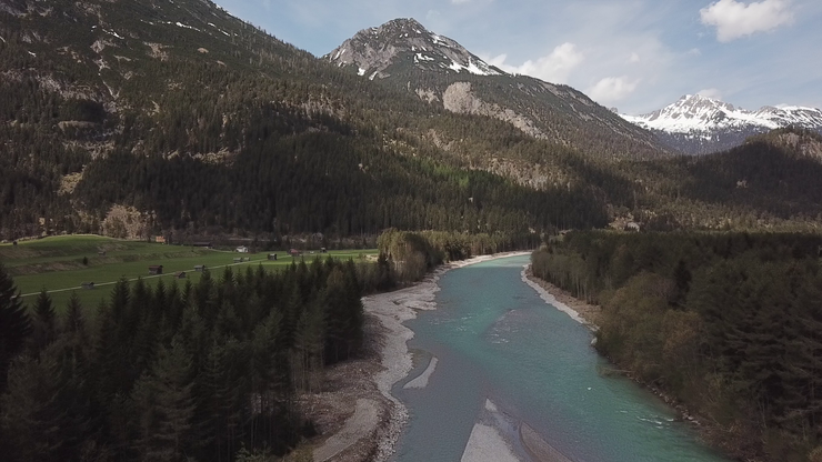 © Land Tirol/Reiter Nach den Rodungsarbeiten gut sichtbar: Die strenge Verbauung der beiden Uferseiten. In diesem Bereich erinnert der Lech an einen Kanal und nicht an einen „Wildfluss Lech“ !