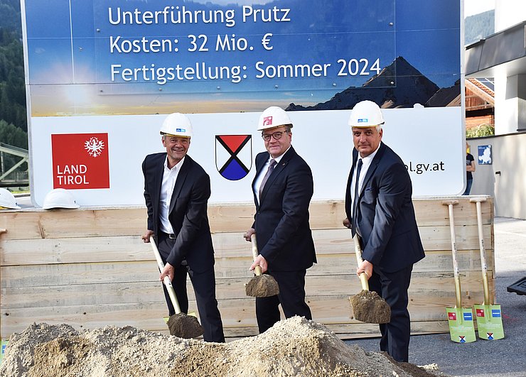 von links: Christian Molzer (Vorstand Abteilung Landesstraßen und Radwege), LH Platter, Bgm Kofler.