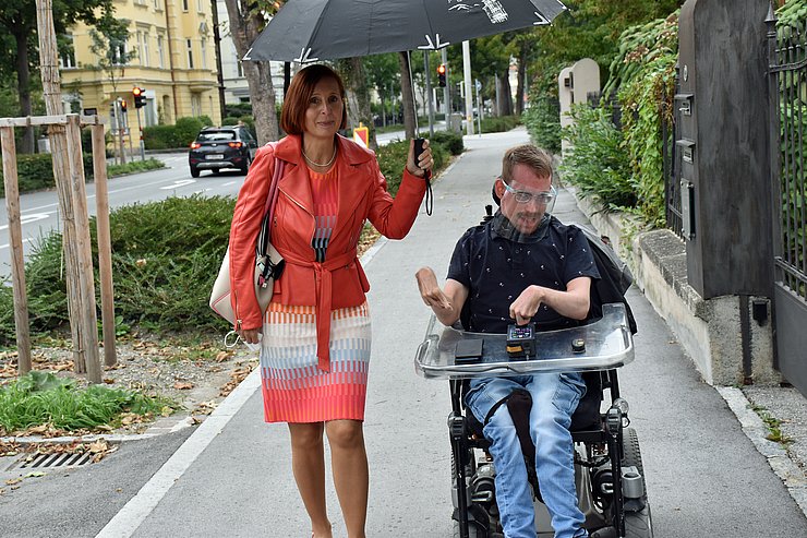 © Land Tirol/Reichkendler Soziallandesrätin Gabriele Fischer begleitete Jakob Rauchbauer von der Tagesstruktur im Innsbrucker Saggen auf seinem Heimweg in die Reichenau.