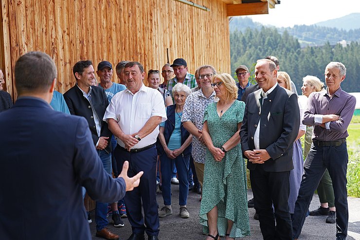 LHStv Josef Geisler inmitten einer Menschenmenge bei der Eröffnung der Straße.