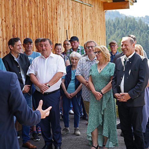 LHStv Josef Geisler inmitten einer Menschenmenge bei der Eröffnung der Straße.