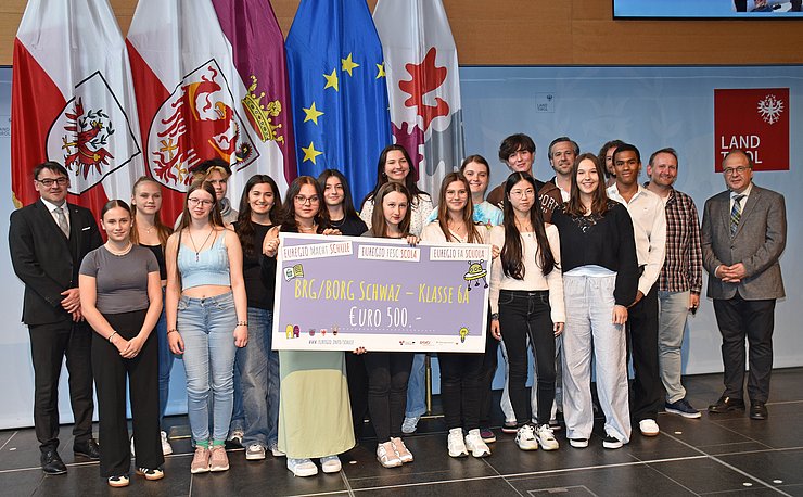 © Land Tirol/Dorfmann Gruppenfoto Klasse mit Scheck