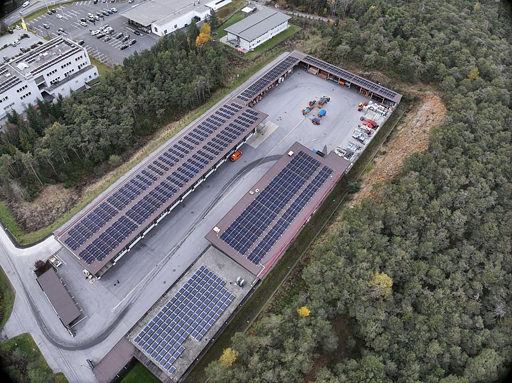© TINEXT Luftaufnahme der PV-Anlage auf dem Dach der Straßenmeisterei