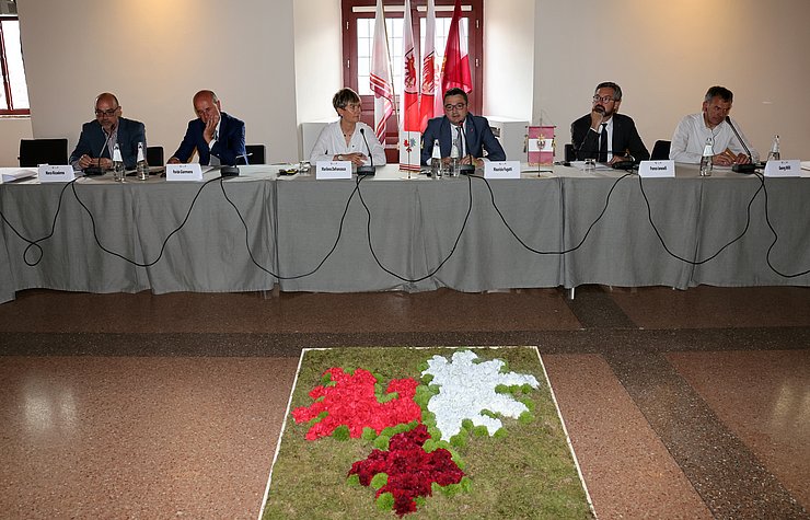 © Euregio/Matteo Rensi Der Euregio-Rat der Gemeinden sitzt zusammen an einem Tisch