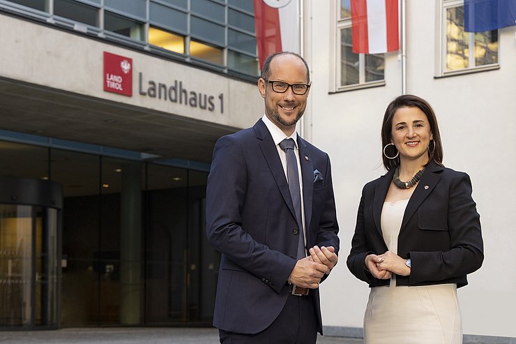 Landesrat Mario Gerber und Landesrätin stehen im Innenhof des Landhauses 1. 