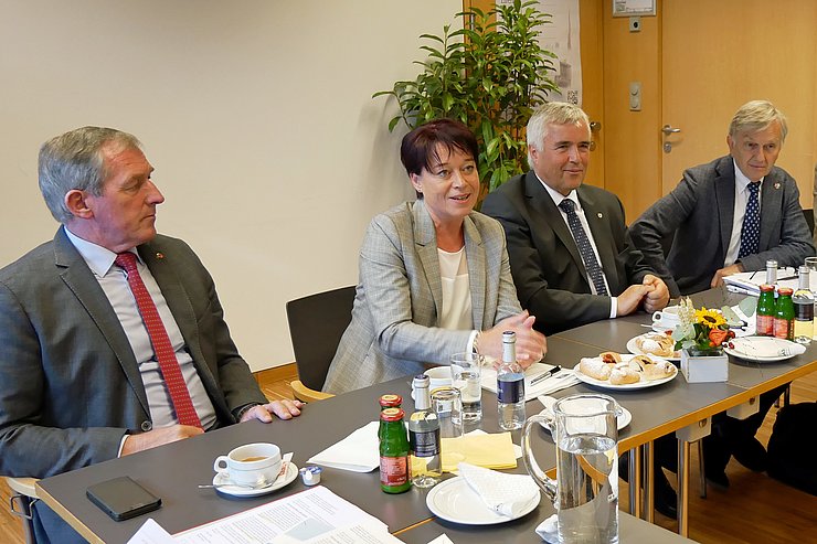 (v.li.) Interregionale-Mitglied LA Hermann Kuenz, LTPin Sonja Ledl-Rossmann, LTP Josef Noggler und LTP Walter Kaswalder kamen nach Lienz, um letzte Vorbereitungen für den kommenden Dreier-Landtag zu treffen.