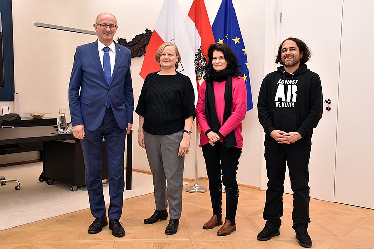 Im Rahmen eines Antrittsbesuchs stellten die TKI ihre Arbeit vor. Im Bild v.l.: LH Mattle, GF Helene Schnitzer, Hannah Crepaz und Obmann Maurice Munisch Kumar.