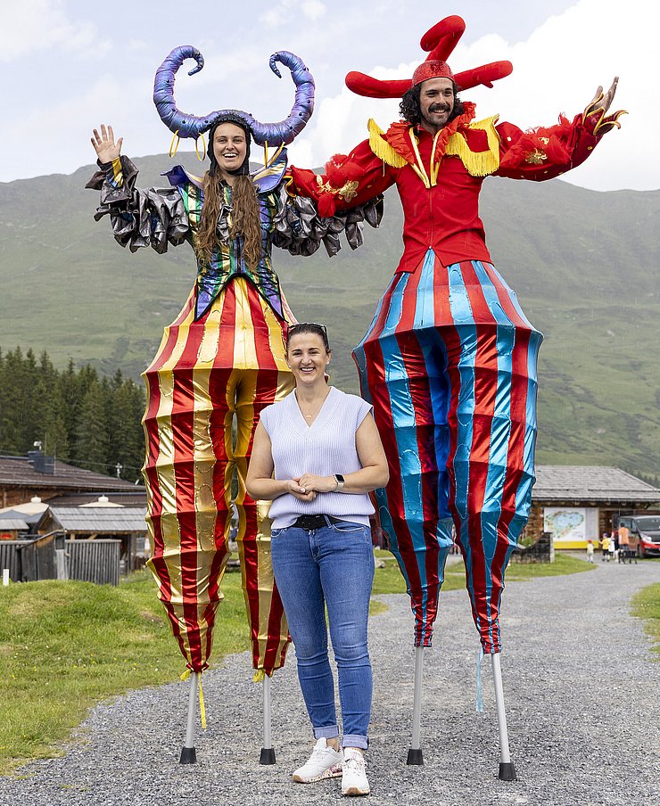 Familienlandesrätin Astrid Mair traf auch Märchenfiguren im Erlebnispark Hög.