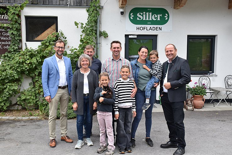 © Land Tirol/Jansenberger Vielseitigkeit und familiäres Engagement am Sillerhof: (v.r.) LHStv Josef Geisler, Franziska und André Kiechl mit ihren drei Kindern, Vater Josef und Mutter Theresia Kiechl, Thomas Danzl.