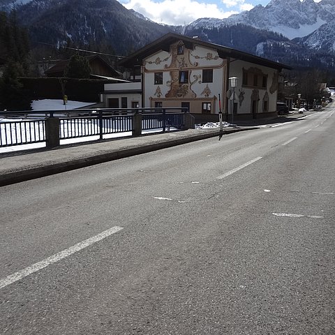 Die Jaklesbrücke (hier Blickrichtung Fernpass) an der L 391 Ehrwalder Straße ist eines von bei Brückenbauwerken, die im Rahmen der Generalsanierung der Ortsdurchfahrt Biberwier erneuert werden. 