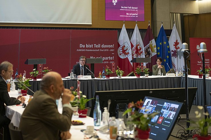 Die EVTZ-Vorstandssitzung fand Corona-bedingt per Videokonferenz statt. Im Bild Mitte Landeshauptmann Günther Platter und Landtagspräsidentin Sonja Ledl-Rossmann.