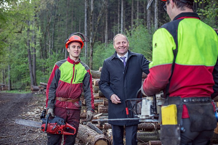 © Land Tirol/Berger; Abdruck honorarfrei Landeshauptmannstellvertreter Josef Geisler mit Arbeitern im Wald.
