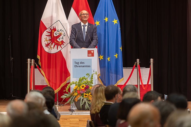 Anton Mattle am Podium und hält eine Rede
