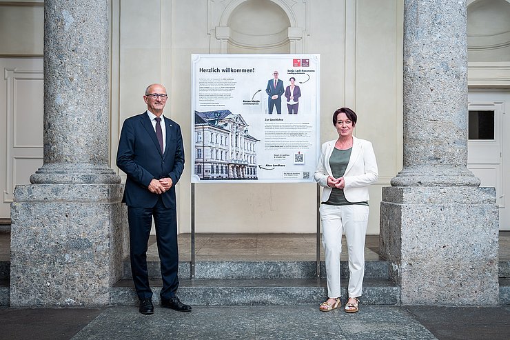 LTPin Sonja Ledl-Rossmann und LH Anton Mattle eröffneten die Info-Ausstellung "Säulen der Politik" im Alten Landhaus.