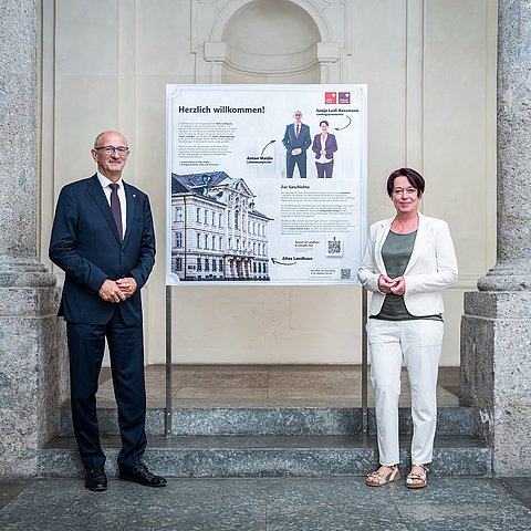 LTPin Sonja Ledl-Rossmann und LH Anton Mattle eröffneten die Info-Ausstellung "Säulen der Politik" im Alten Landhaus.