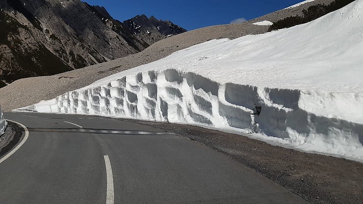 Meterhohe Schneewände nach Lawinenabgängen mussten von den Schneefräsen durchschnitten werden.