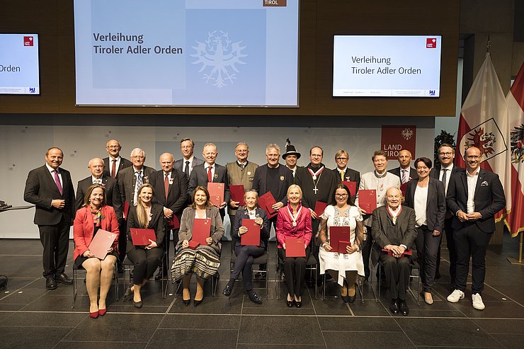 Gruppenfoto der heute Ausgezeichneten mit Mitgliedern der Tiroler Landesregierung und der Tiroler Landtagspräsidentin. 