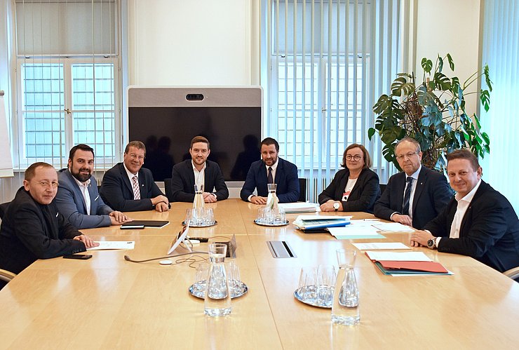 © Land Tirol/Dorfmann Gruppenfoto; alle sitzen um Tisch