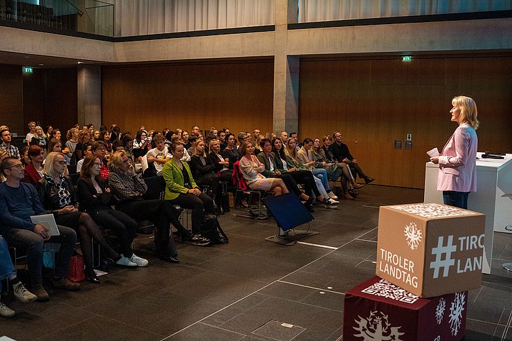 Moderatorin und Psychologin Birgit Oberhollenzer begrüßt die rund 150 Gäste im Tiroler Landhaus.