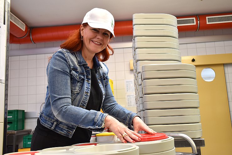 LRin Hagele verschließt Box mit Essen