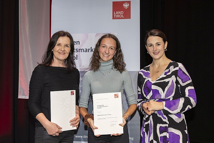 Der bestausgezeichnete Lehrling Lea Schmidhofer (mi.) mit Arbeits- und Jugendlandesrätin Astrid Mair (re.) und Lehrlingsausbildnerin Anneliese Csar von der Firma AL-KO Technology Austria GmbH/Ramsau i.Z..