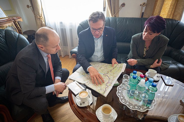 Heutiges Treffen zwischen Tirols Landeshauptmann Günther Platter (Mitte), Landtagspräsidentin Sonja Ledl-Rossmann (rechts) und dem ukrainischen Botschafter in der Republik Österreich Vasyl Khymynets (links) in der Botschaft in Wien.