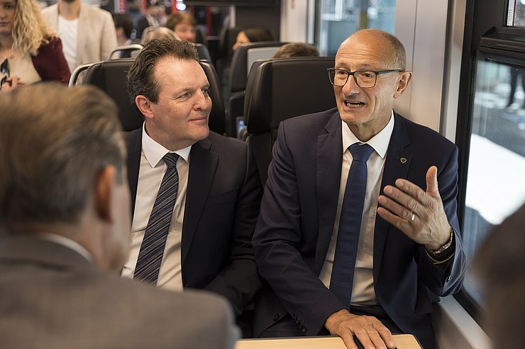 Weitere Gespräche auch anschließend im Zug Richtung Brenner: LH Anton Mattle und LR René Zumtobel.