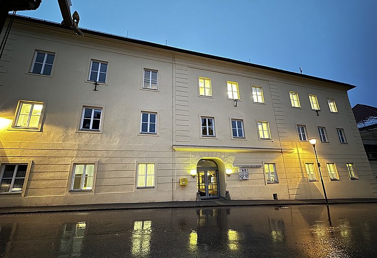 © Land Tirol Gebäude von außen in der Nacht, Lichter brennen