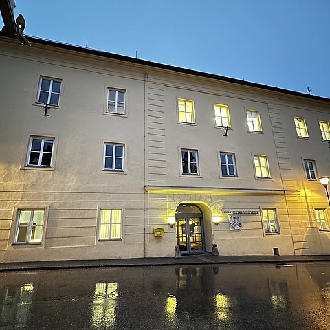 Gebäude von außen in der Nacht, Lichter brennen