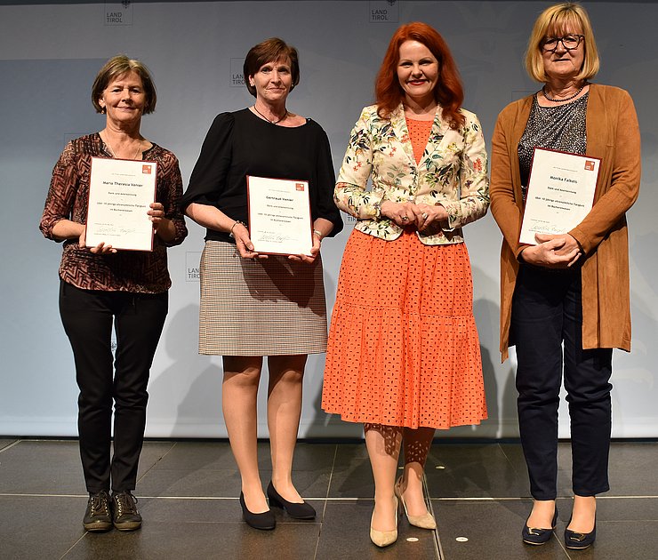 Geehrte aus dem Bezirk Landeck mit Landesrätin Cornelia Hagele