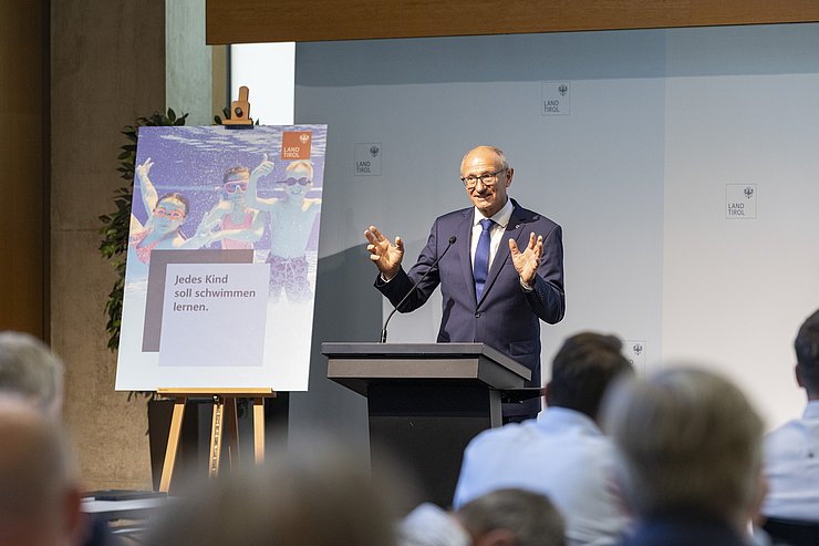 © Land Tirol7Die Fotografen LH Mattle redend vor Publikum